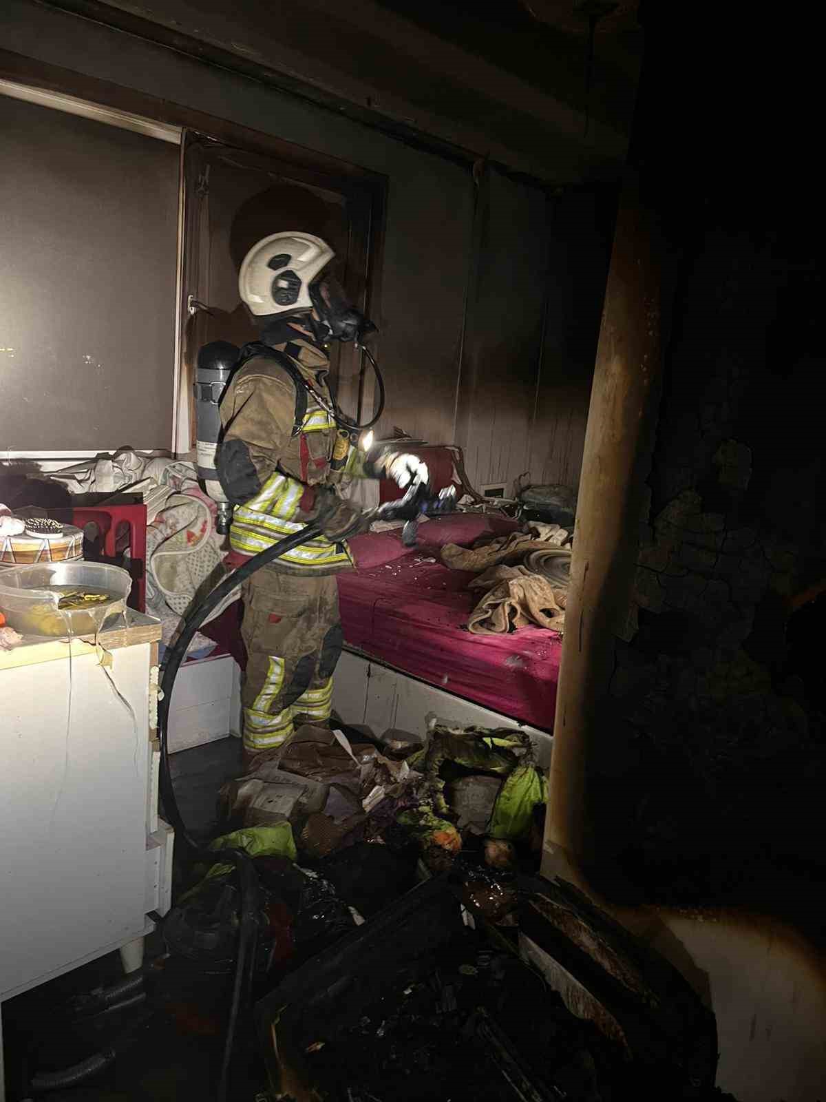 Arsuz’da ev alevlere teslim oldu
