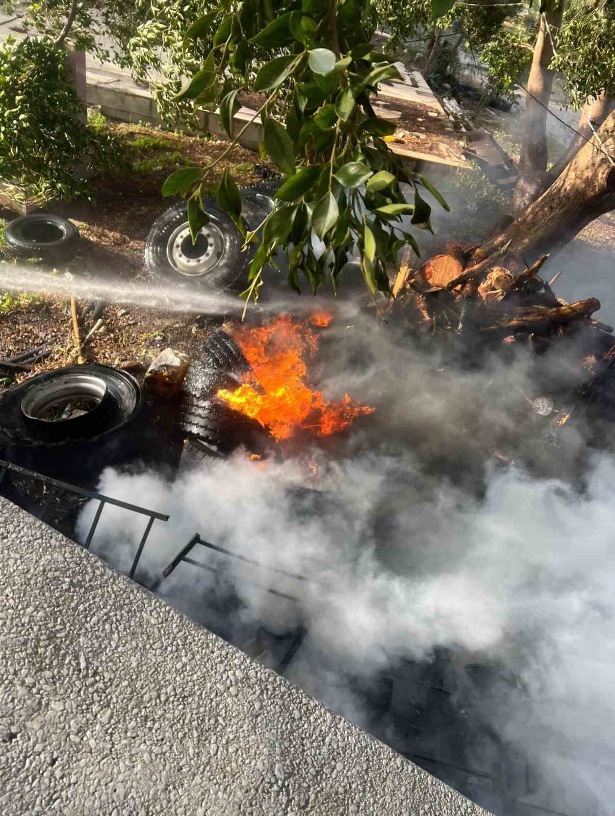 Arsuz’da hurdalık yangını
