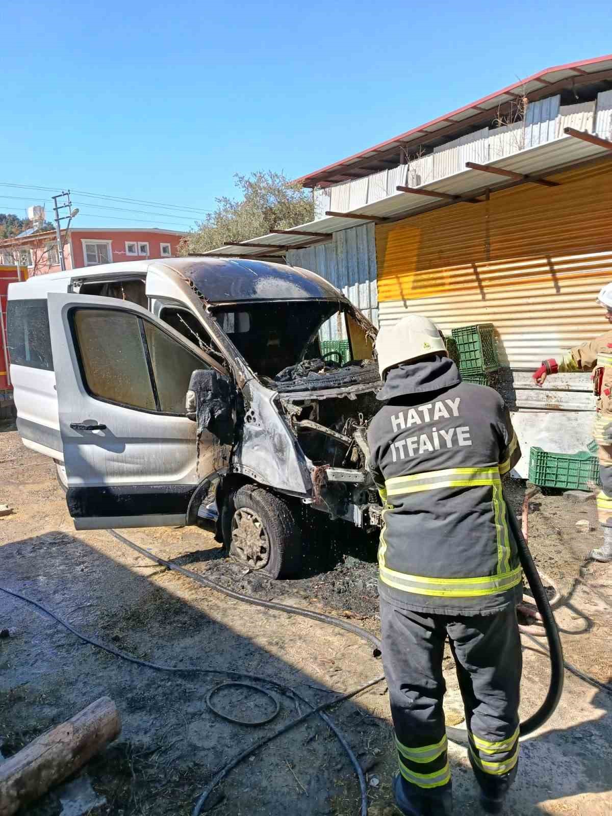 Arsuz’da minibüs yangını
