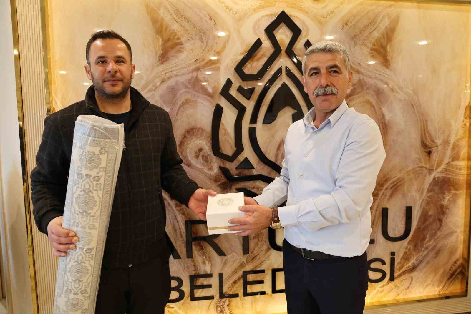 Artuklu Belediyesinden özverili temizlik işçilerine anlamlı ödül
