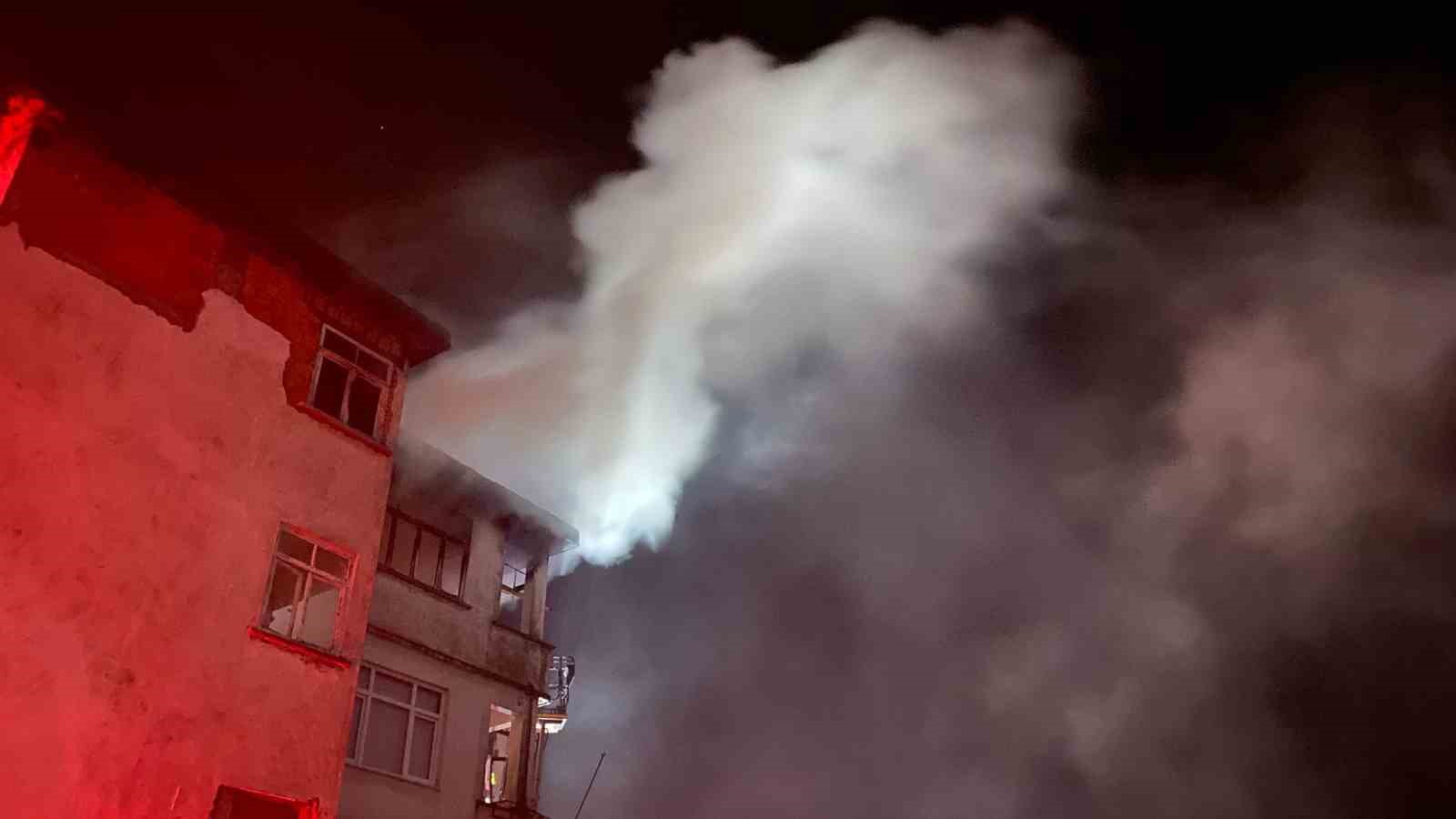 Artvin Hopa’da apartman dairesinde yangın paniği
