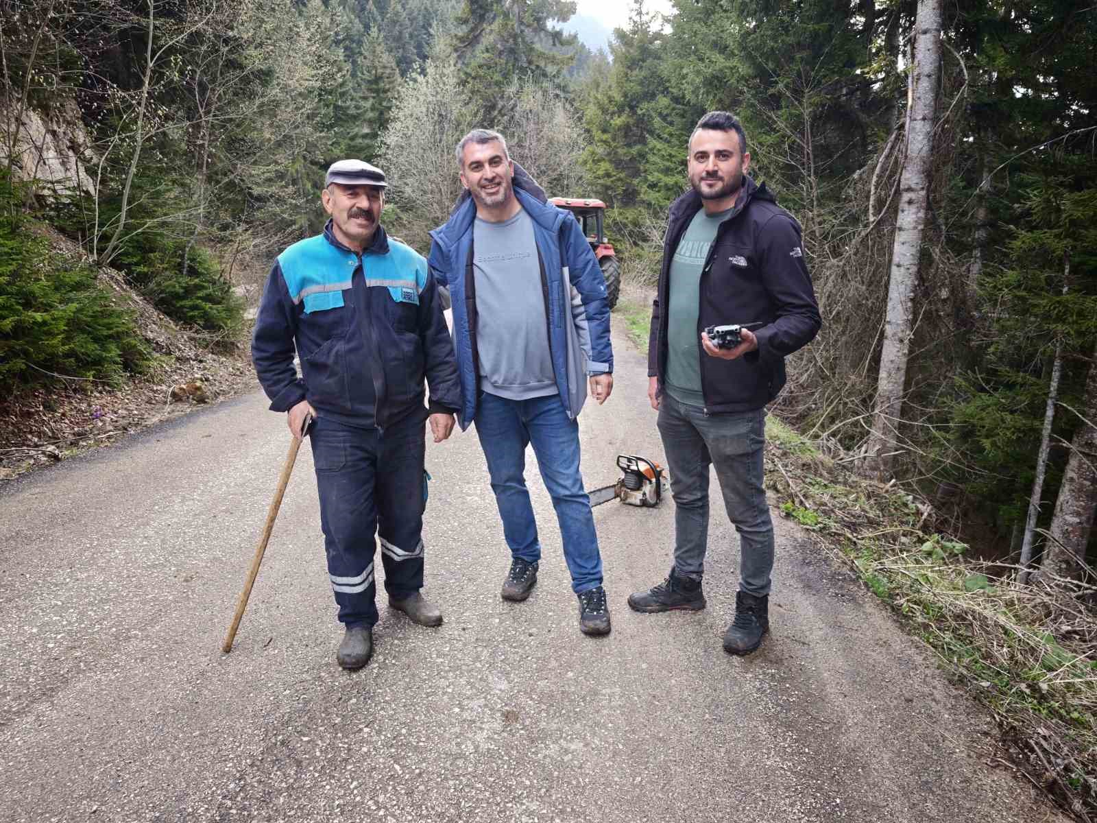 Artvin’de 40 metrelik göknar ağacının tepesine takılan dronu böyle kurtardılar
