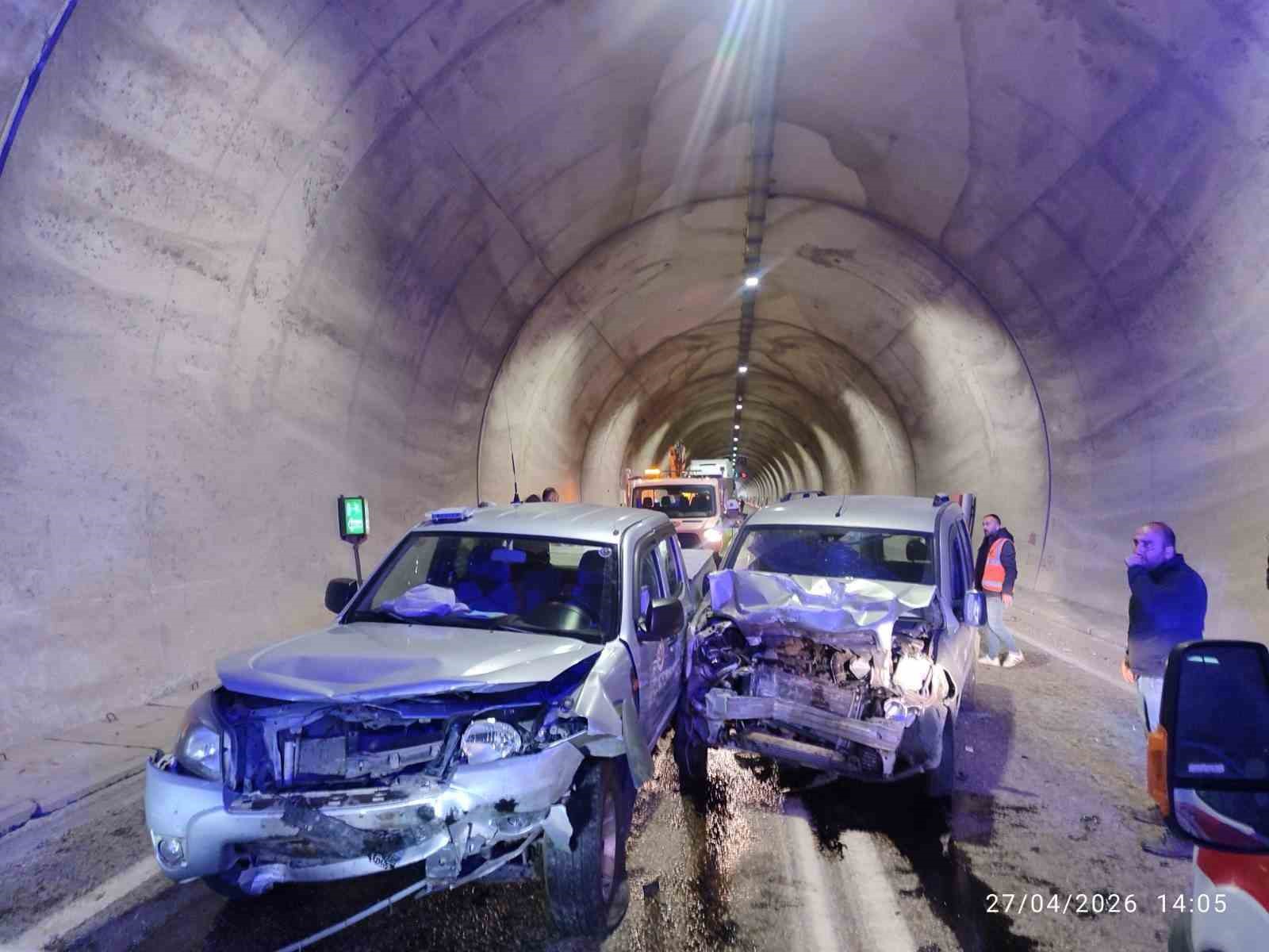 Artvin’de 7 kişinin yaralandığı tünel kazası kamerada
