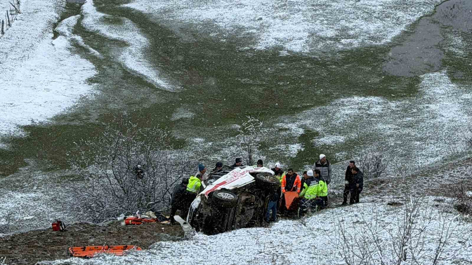 Artvin’de ambulans uçuruma yuvarlandı: 1 ölü, 4 yaralı
