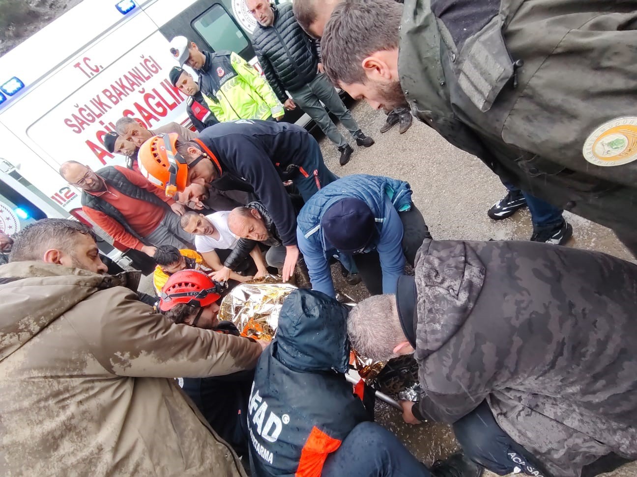 Artvin’de araç uçuruma yuvarlandı: 1 yaralı
