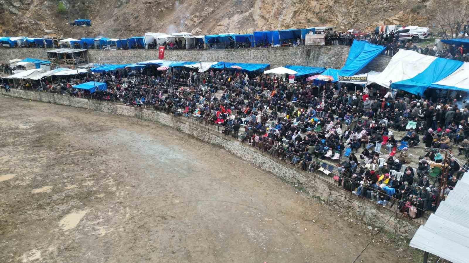 Artvin’de boğa güreşleri sezonu Sarıgöl’de açıldı
Artvin’de boğa güreşleri sezonu Sarıgöl’de açıldı