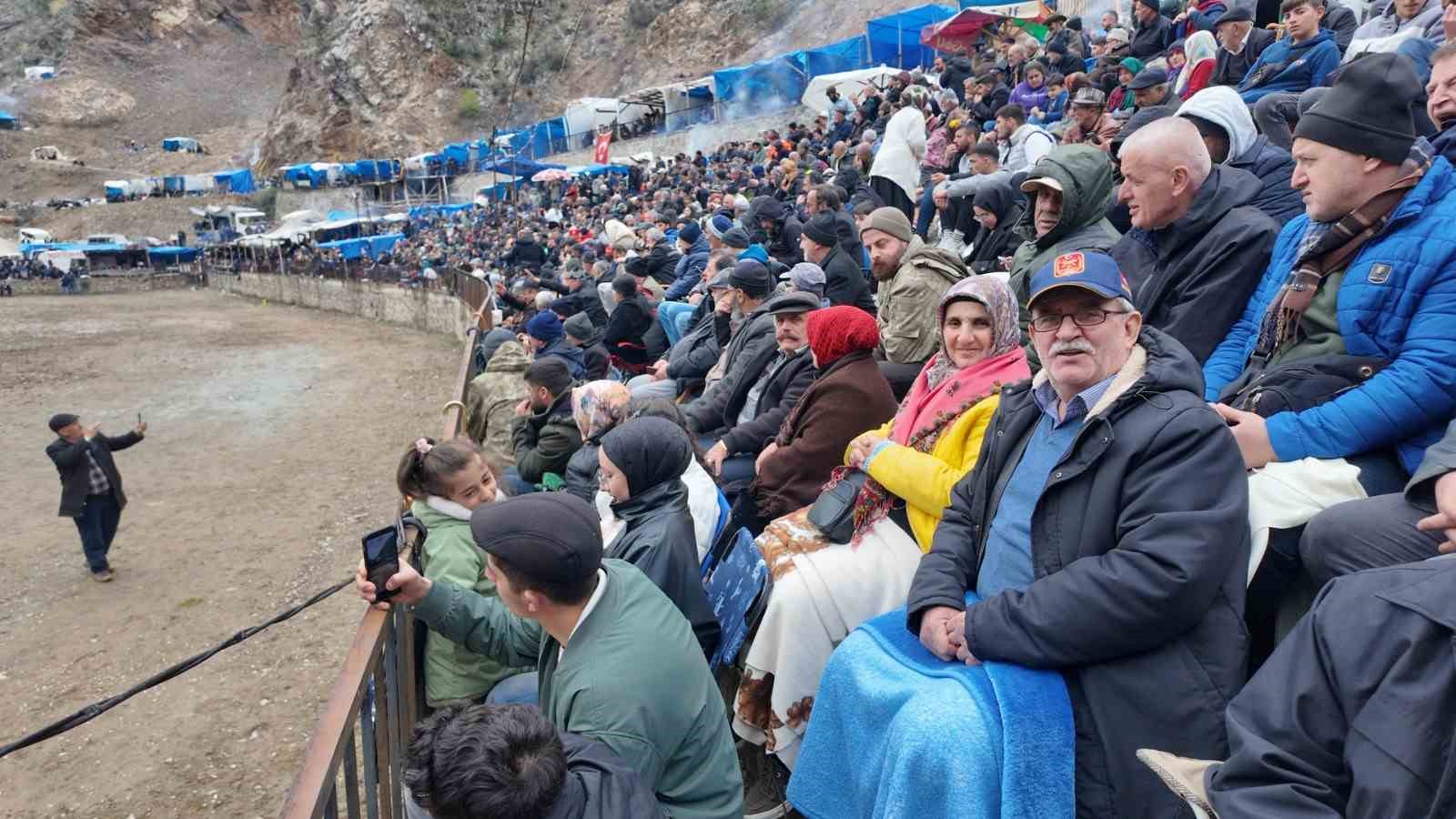 Artvin’de boğa güreşleri sezonu Sarıgöl’de açıldı
Artvin’de boğa güreşleri sezonu Sarıgöl’de açıldı