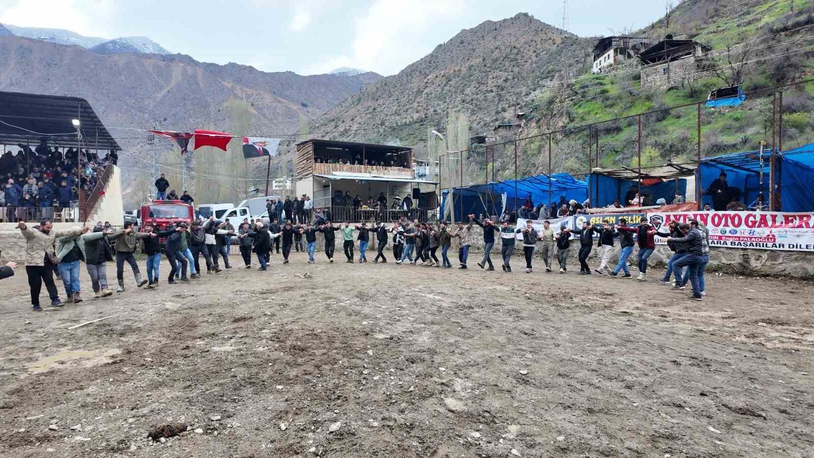 Artvin’de boğa güreşleri sezonu Sarıgöl’de açıldı
Artvin’de boğa güreşleri sezonu Sarıgöl’de açıldı