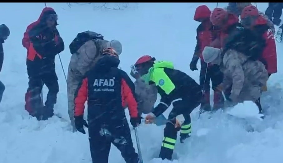 Artvin’de çığ altında kalan 3 çobandan birinin cansız bedenine ulaşıldı

