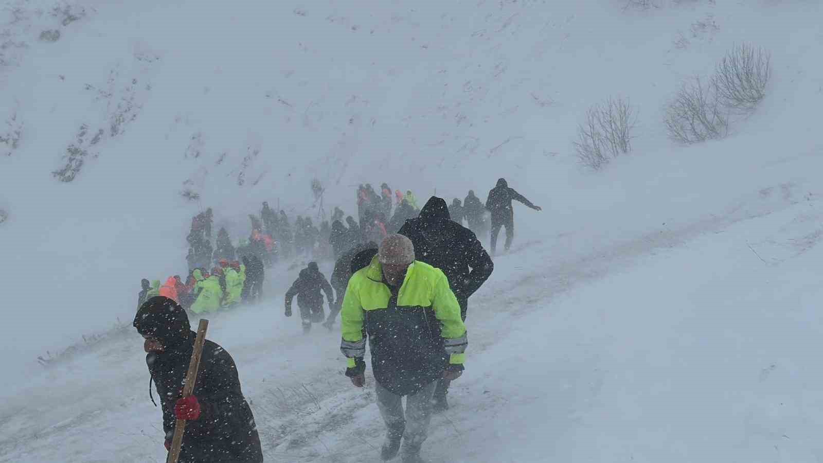 Artvin’de çığ bölgesinde arama çalışmalarına ara verildi
