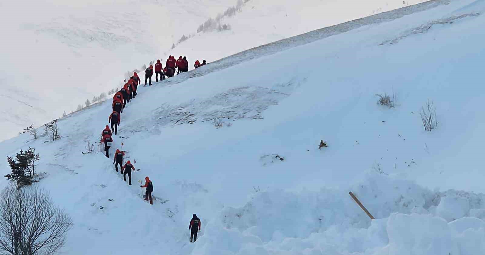 Artvin’de çığ faciasındaki kayıp çoban için arama çalışmaları üçüncü gününde yeniden başladı
