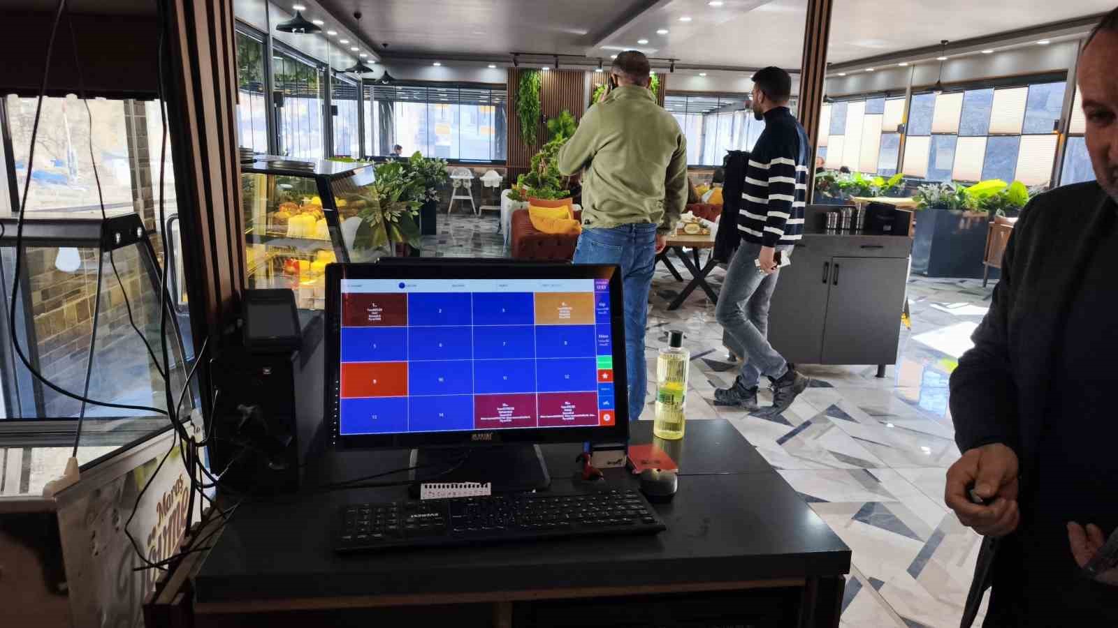 Artvin’de kafedeki hırsızlık anı kamerada
