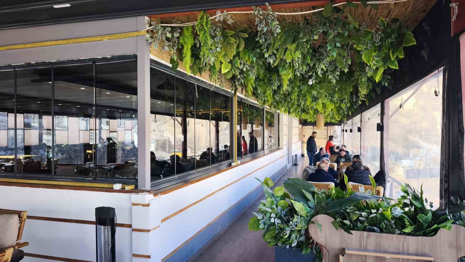 Artvin’de kafedeki hırsızlık anı kamerada
