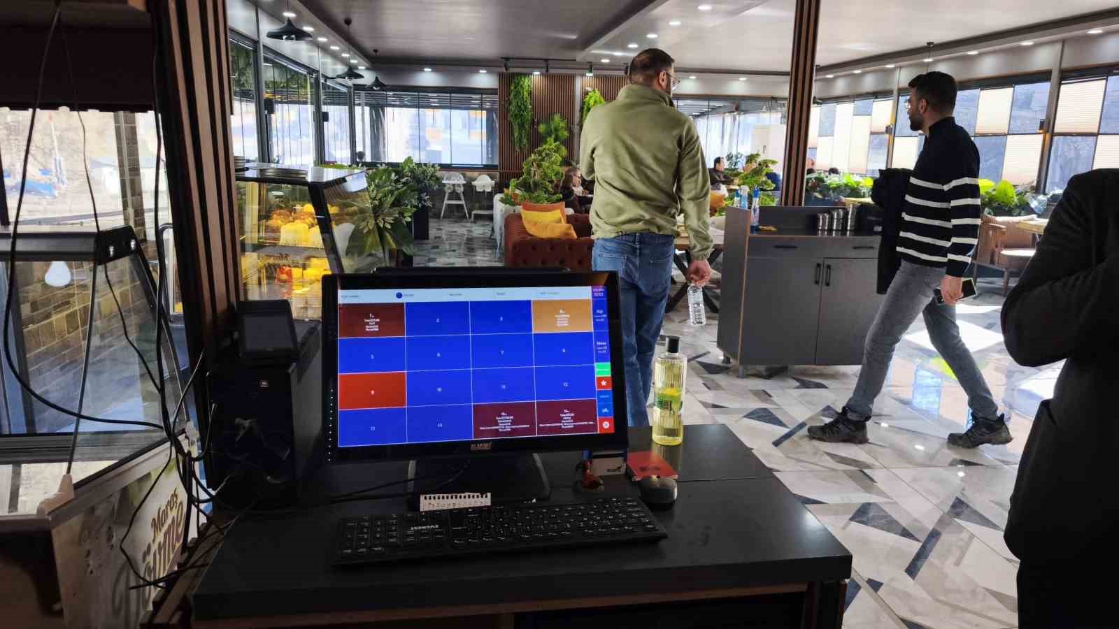 Artvin’de kafedeki hırsızlık anı kamerada
