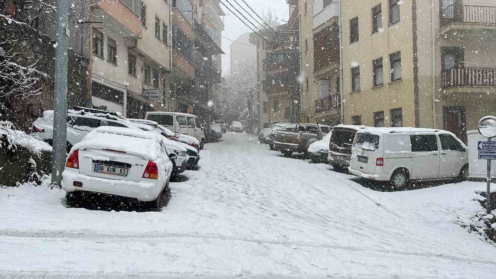 Artvin’de kar yağışı etkisini sürdürüyor
