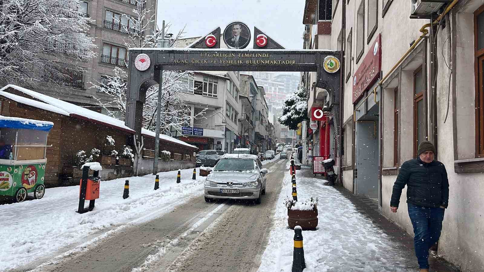 Artvin’de kar yağışı etkisini sürdürüyor
