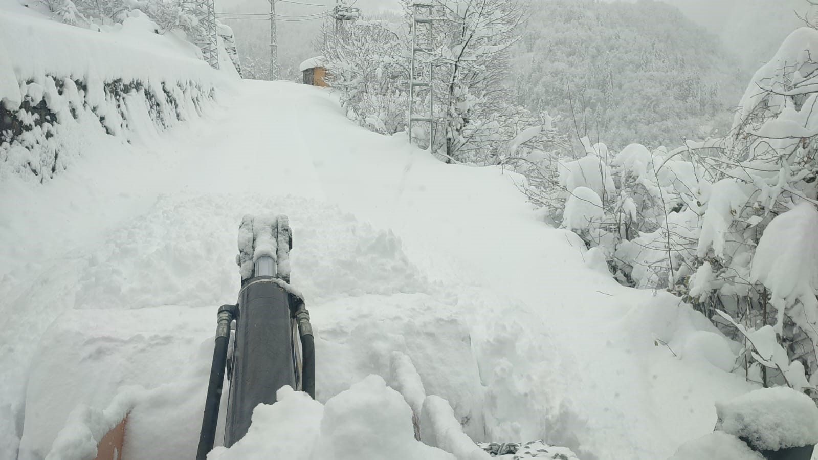 Artvin’de kar yağışı nedeniyle 34 köy yolu ulaşıma kapandı
