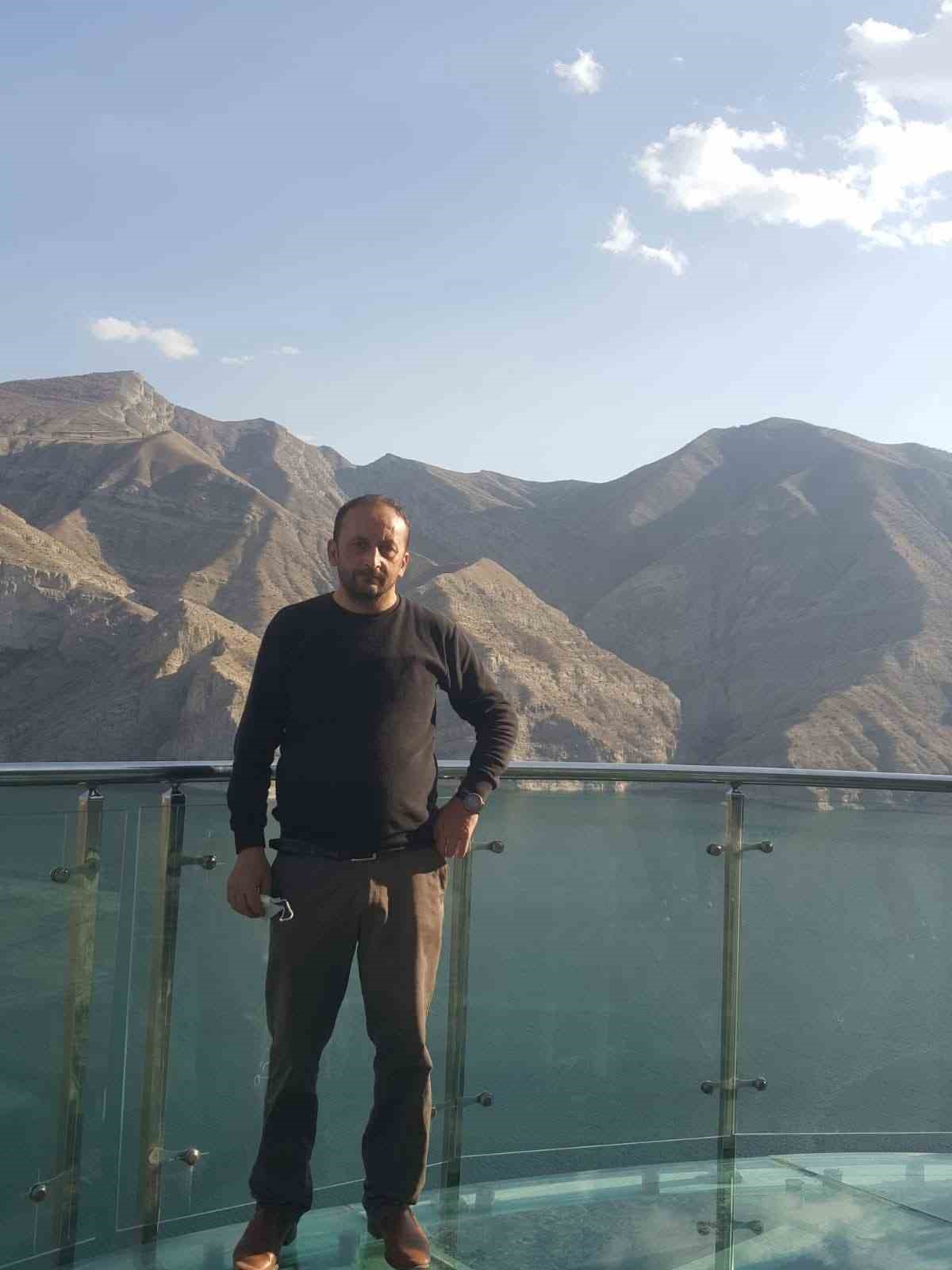 Artvin’de öğretmen araç içinde ölü bulundu
