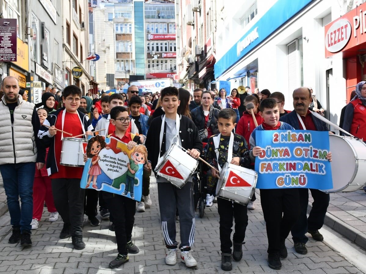 Artvin’de Otizm Farkındalık Yürüyüşü düzenlendi
