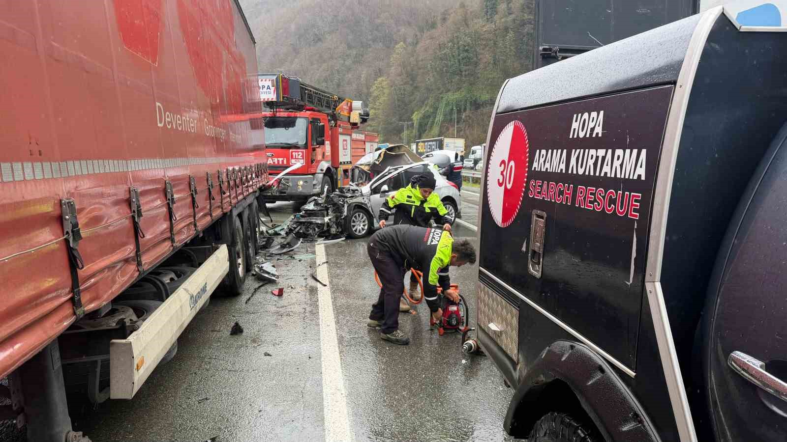 Artvin’de otomobil park halindeki tıra çarptı: 2 ölü, 1 yaralı
