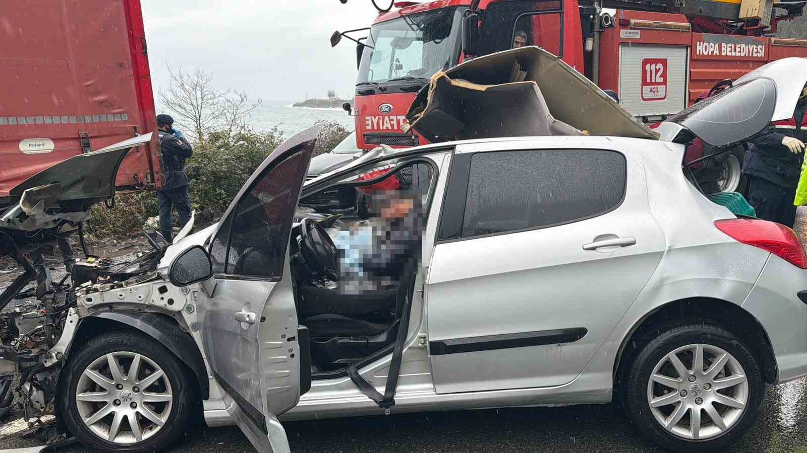Artvin’de otomobil park halindeki tıra çarptı: 2 ölü, 1 yaralı
