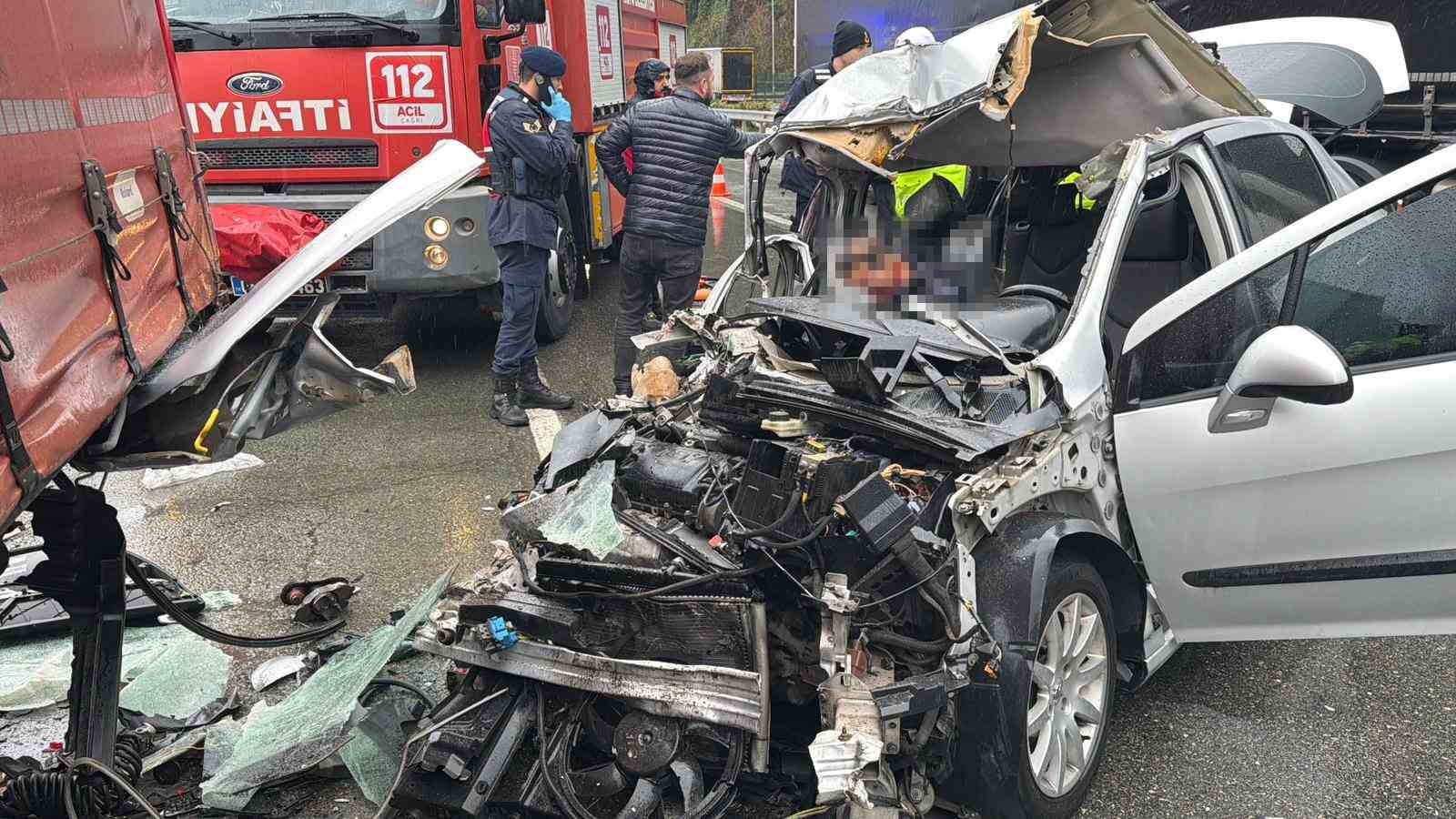 Artvin’de otomobil park halindeki tıra çarptı: 2 ölü, 1 yaralı
