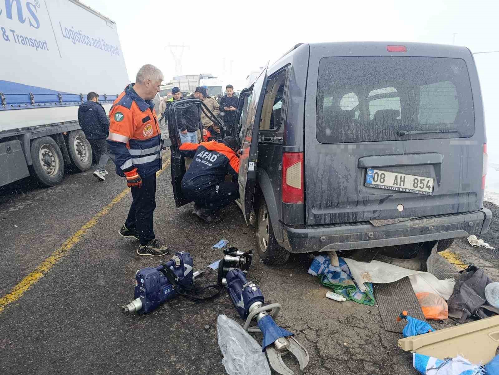 Artvin’de sis ve hatalı sollama kazaya neden oldu: 2 yaralı
