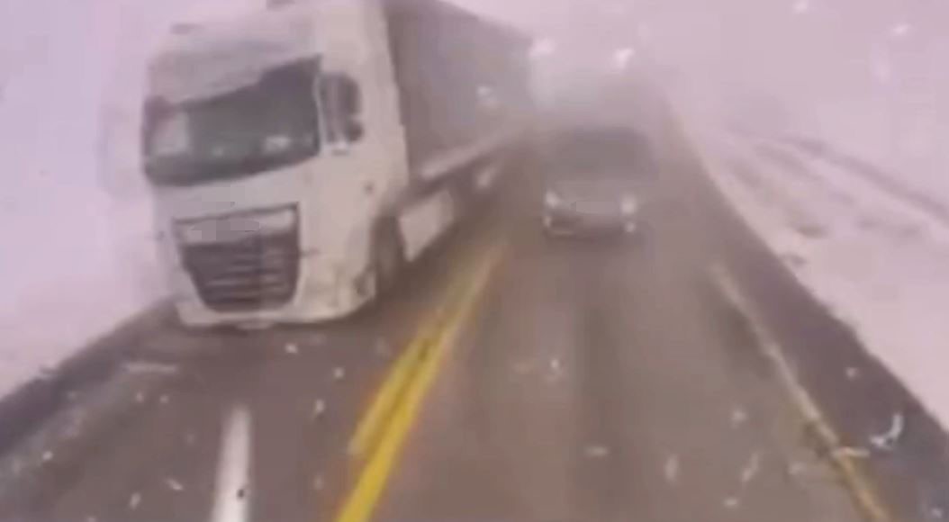 Artvin’de sis ve hatalı sollama kazaya neden oldu: 2 yaralı
