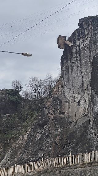 Artvin’de tehlike oluşturan kayalar kontrollü şekilde düşürüldü
