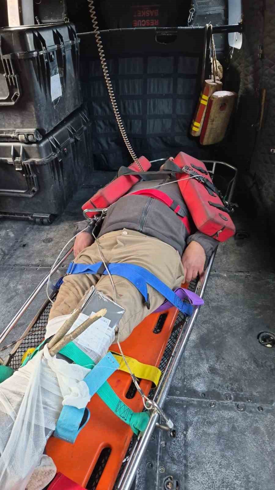 Artvin’de yaylada düşerek yaralanan vatandaş helikopterle kurtarıldı
