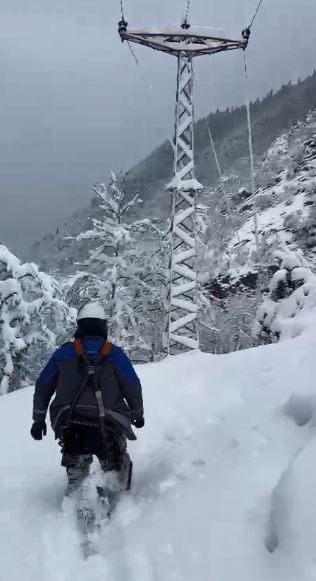 Artvin’de yoğun kar yağışına rağmen elektrik dağıtım şirketi çalışanları kesintisiz enerji için sahada
