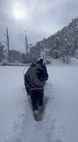 Artvin’de yoğun kar yağışına rağmen elektrik dağıtım şirketi çalışanları kesintisiz enerji için sahada
