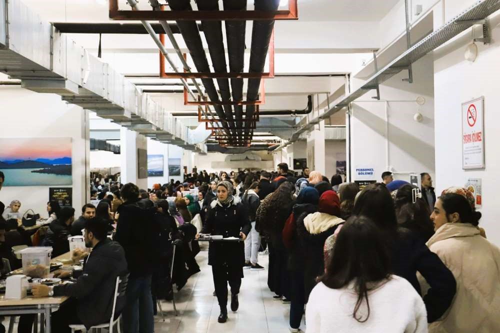 ARÜ Rektörü Emiroğlu, iftarda öğrencilerle buluştu
