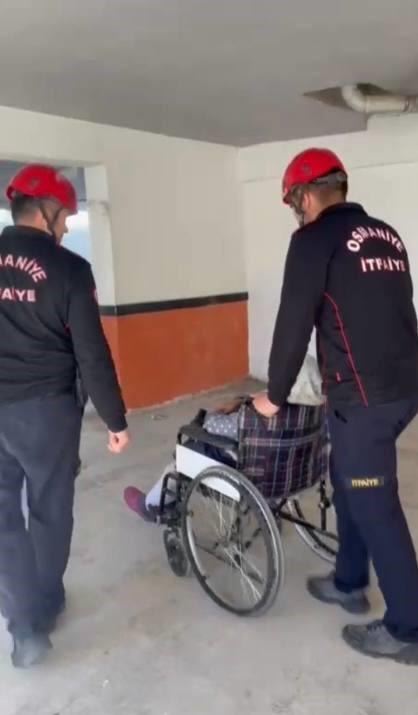 Asansör devre dışı kaldı, itfaiye yaşlı kadını evine taşıdı
