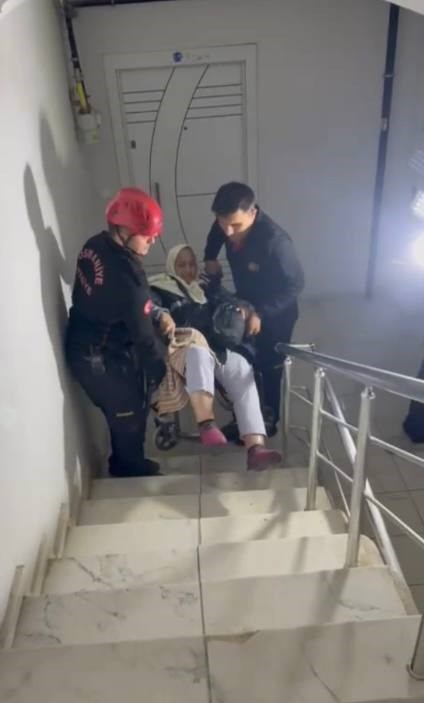Asansör devre dışı kaldı, itfaiye yaşlı kadını evine taşıdı
