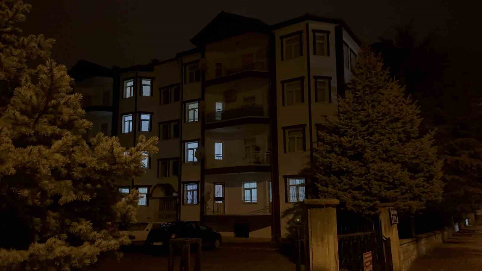 Asansörde mahsur kaldılar, eve gelince hastanelik oldular
