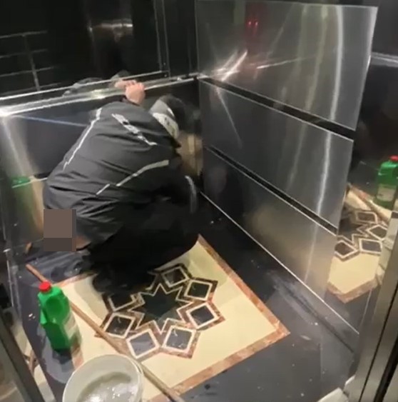 Asansöre tuvaletini yapan kuryeye asansörü temizlettiler
