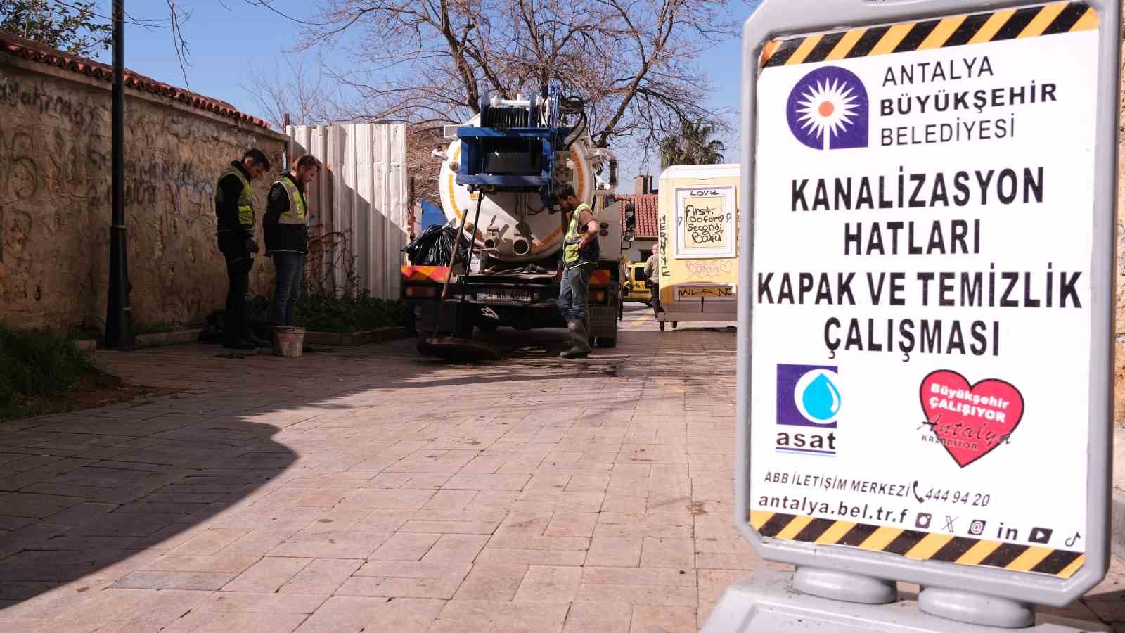 ASAT’tan Kaleiçi’nde kanalizasyon hattı temizliği
