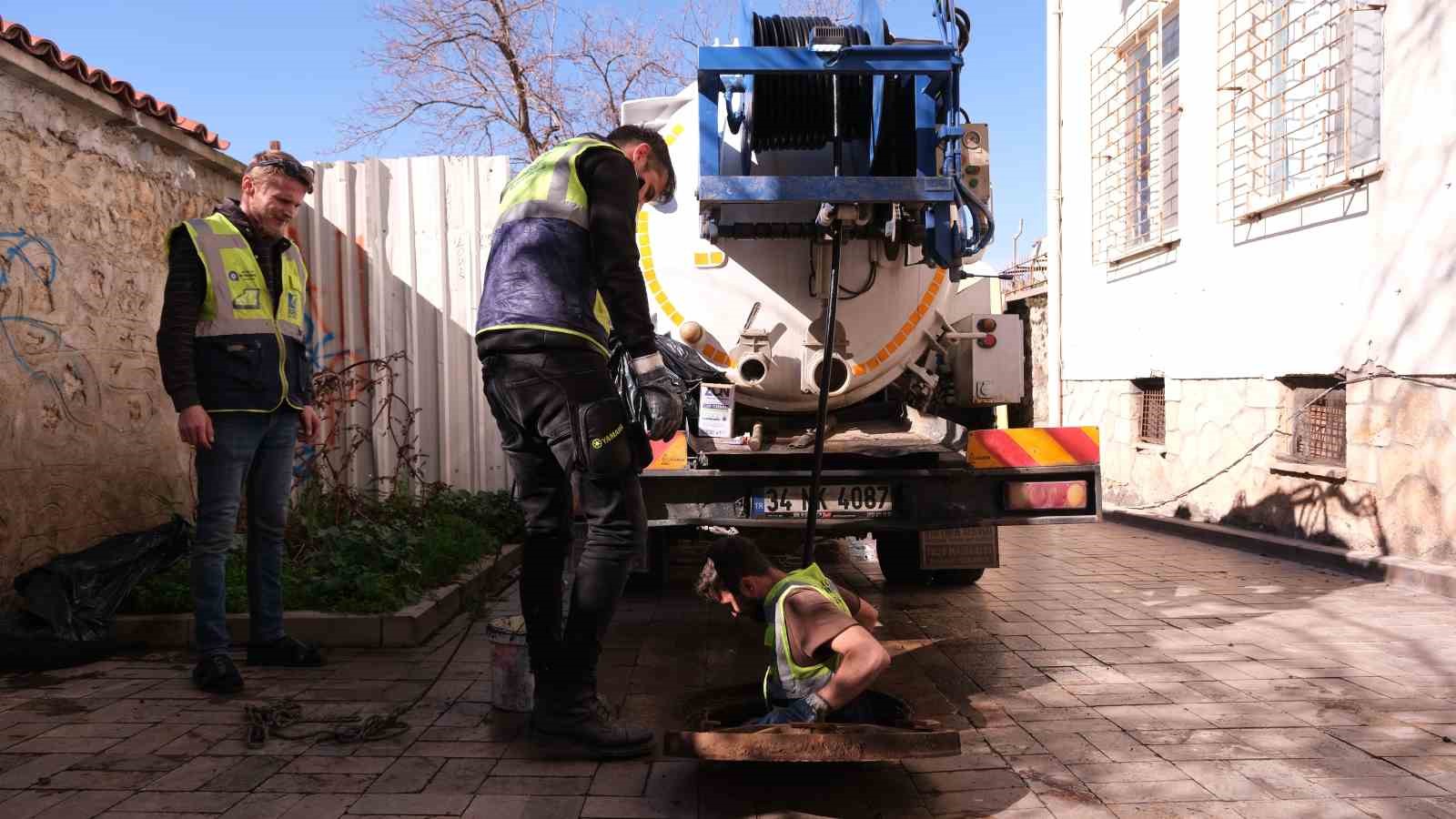ASAT’tan Kaleiçi’nde kanalizasyon hattı temizliği
