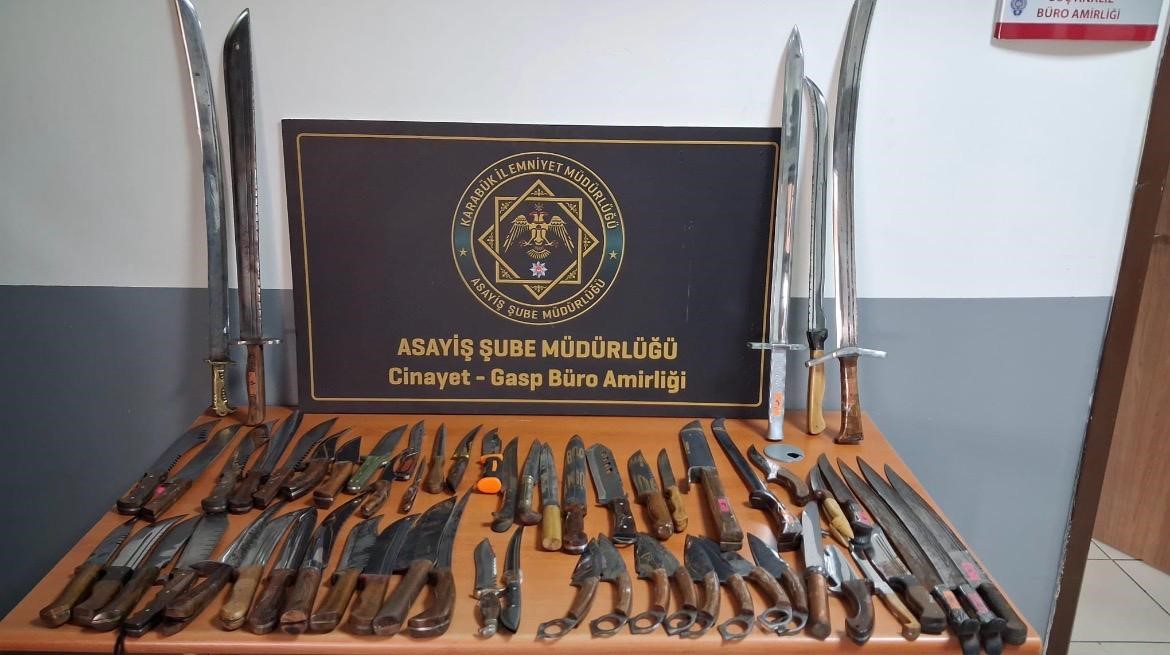 Asayiş uygulamalarında ruhsatsız silahlar, kesici aletler ve uyuşturucu maddeler ele geçirildi
