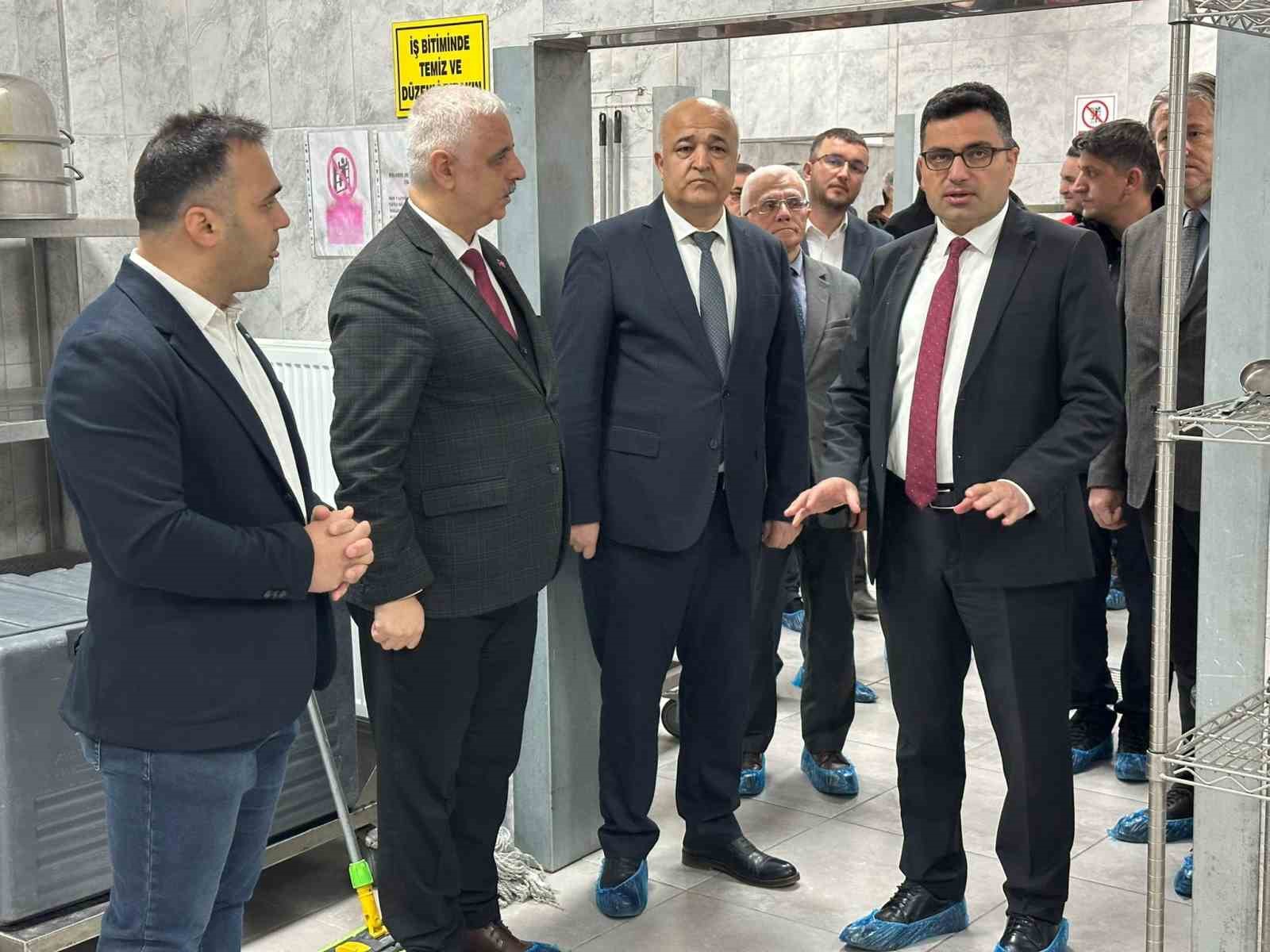 Aşçı adayı lise öğrencileri günde 10 bin kişi için yemek hazırlıyor
