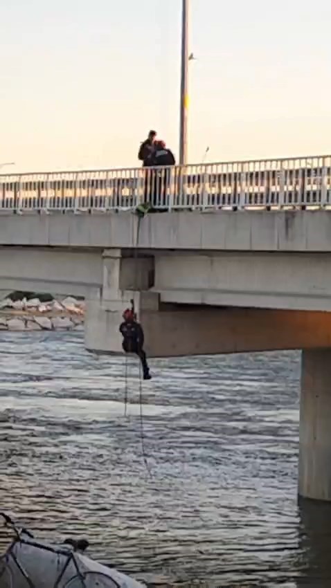 Asılı kalan güvercini halatla inip kurtardılar
