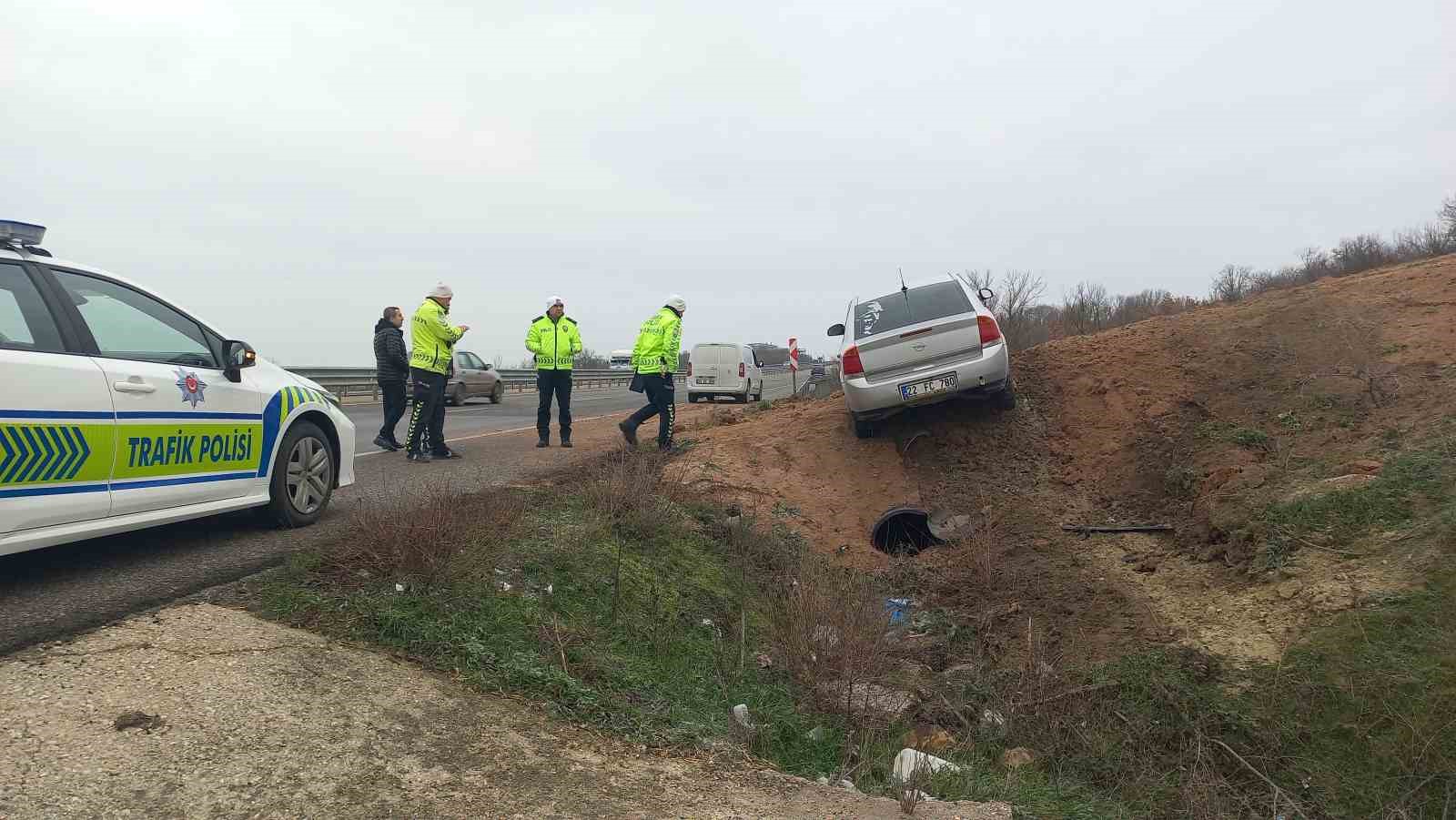 Aşırı hız ve gizli buzlanma nedeniyle otomobil tarlaya uçtu
