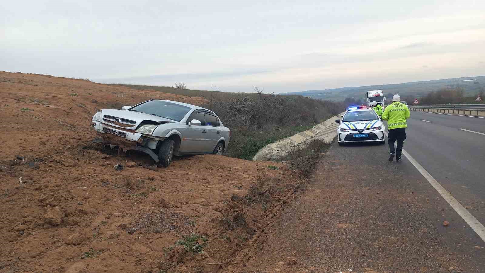 Aşırı hız ve gizli buzlanma nedeniyle otomobil tarlaya uçtu
