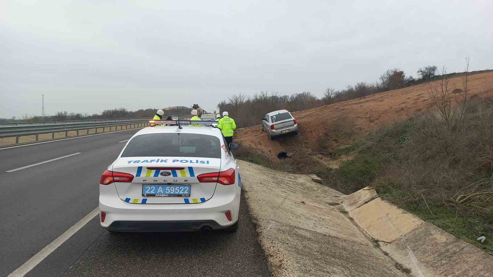 Aşırı hız ve gizli buzlanma nedeniyle otomobil tarlaya uçtu
