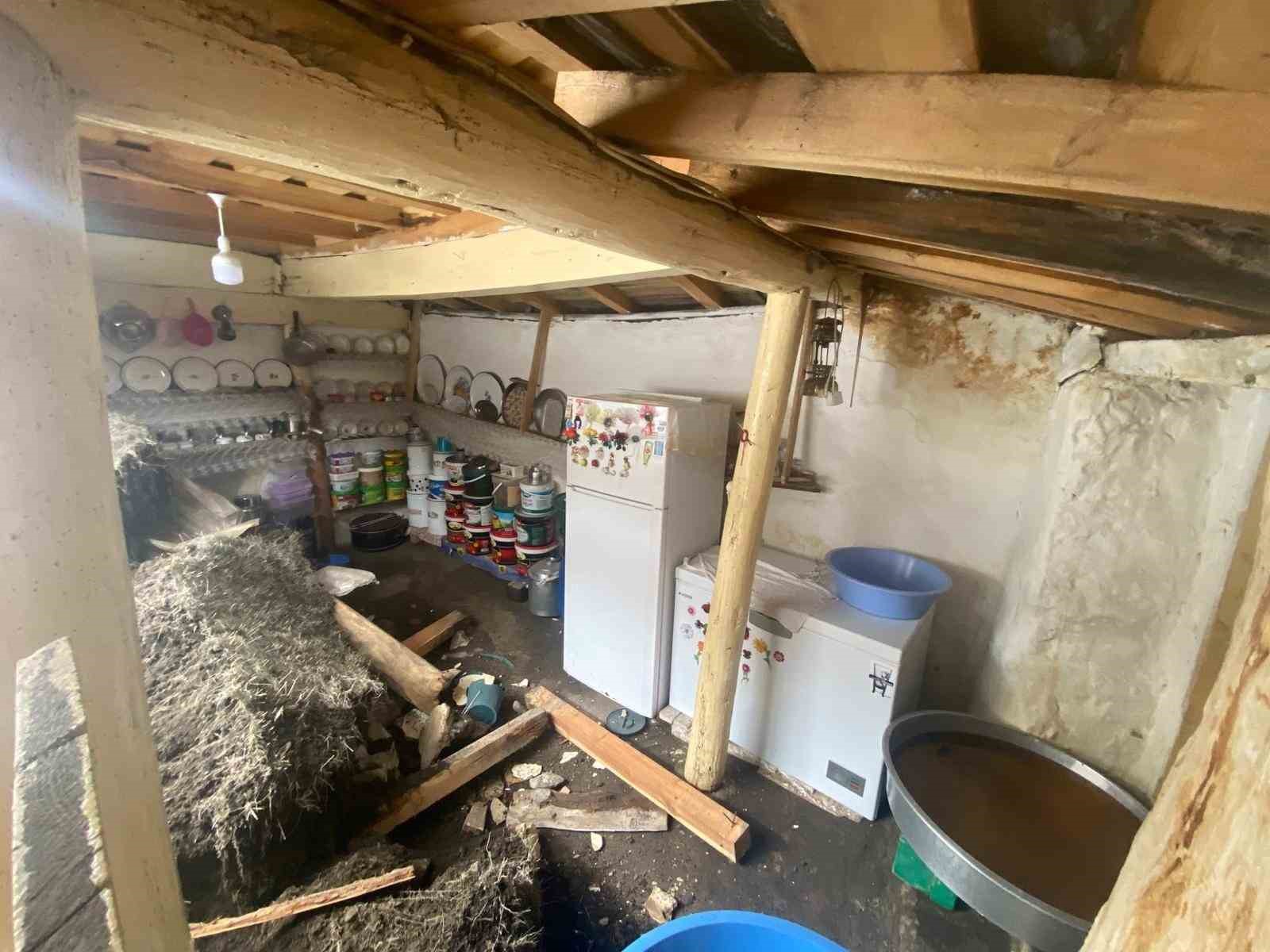 Aşırı yağış nedeniyle toprak damlı evde göçük
