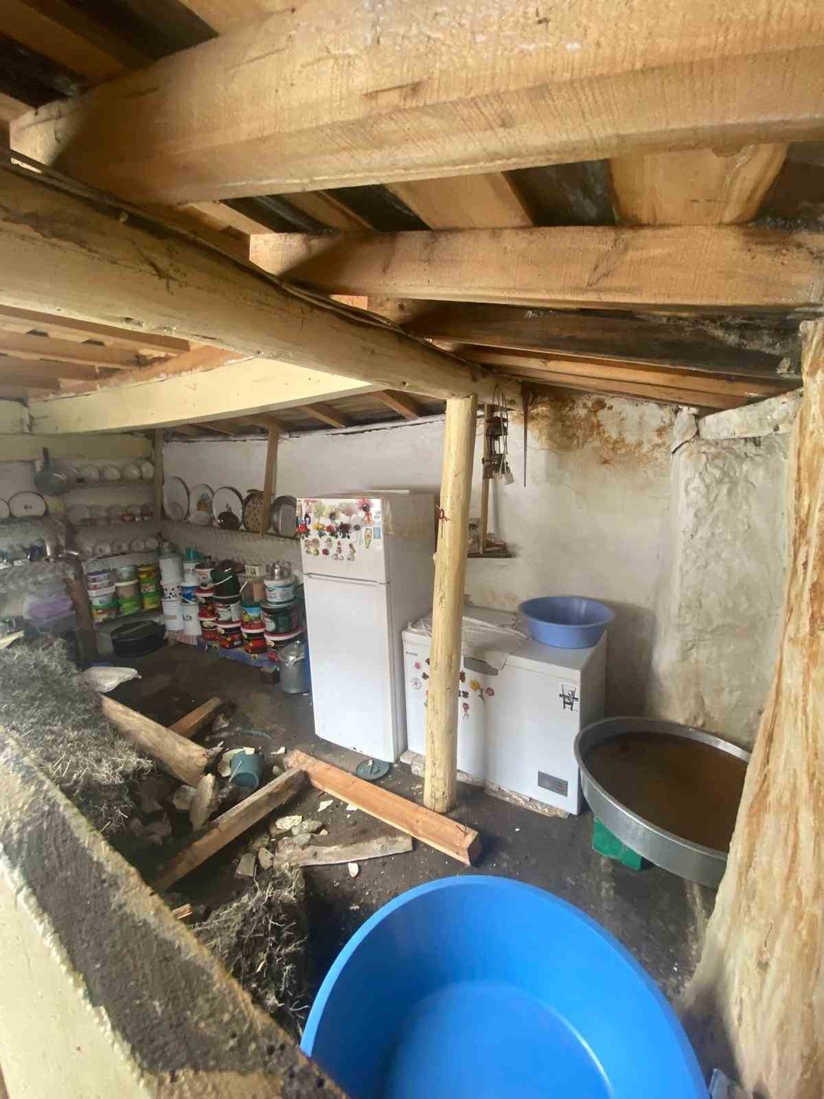 Aşırı yağış nedeniyle toprak damlı evde göçük
