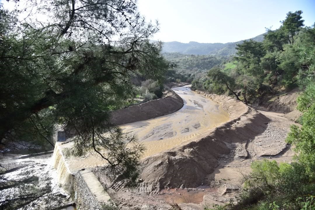 Aşırı yağış sonrası yol çöktü, ekiplerin çalışmaları sürüyor
