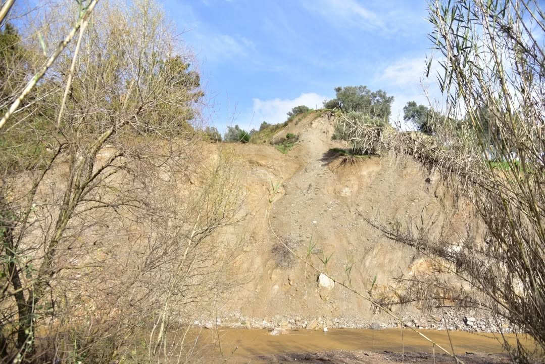 Aşırı yağış sonrası yol çöktü, ekiplerin çalışmaları sürüyor

