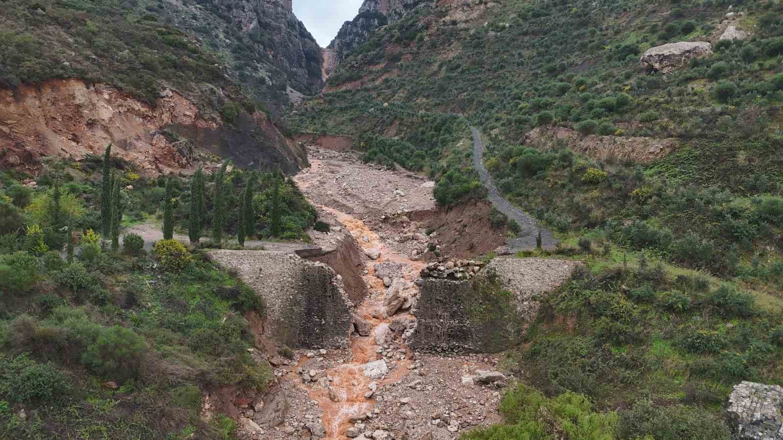Aşırı yağışla birlikte derenin artan debisi köprüyü yıktı, yolda çökmeye neden oldu
Aşırı yağışla birlikte derenin artan debisi köprüyü yıktı, yolda çökmeye neden oldu